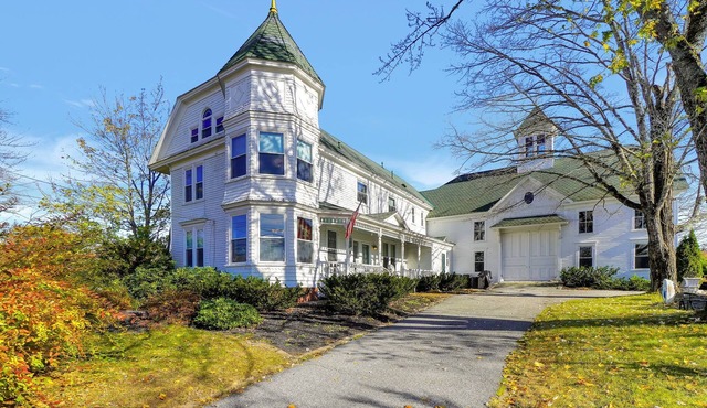 Large Home with indoor pool Close to Casino, Lakes, and Mountains