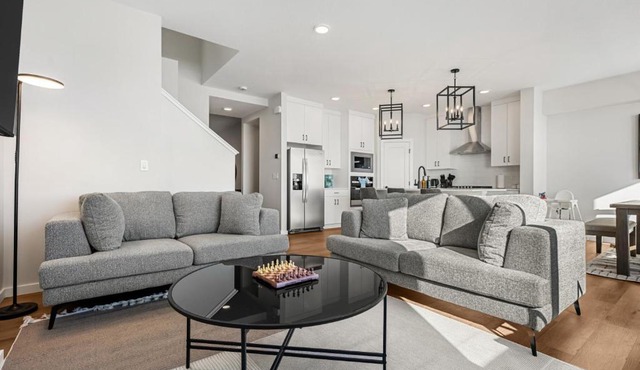 Large Single Detached House with Pool Table, Sleeps 12 and King Bed in Calgary