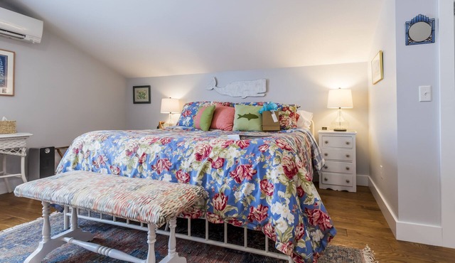 Large suite/private bath/private entrance on quiet street near Thomas Bay