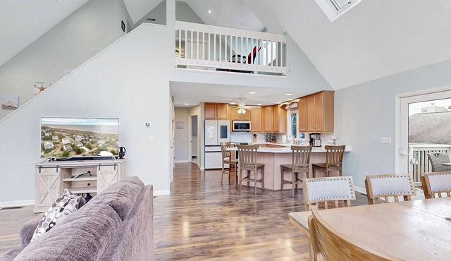 LEYA`S SECRET TREASURE - 3 BD, 2.5 BA - Sleeps 10 - Steps from the beach! *Dog-Friendly*