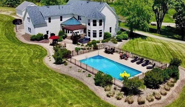 Liberty Hill Lodge, Hot Tub & Pool