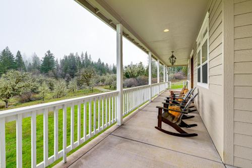 Limpy Creek Access! Family Retreat in Grants Pass in Grants Pass