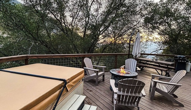 Little Bear Cottage Private,Luxury Getaway!SPA! FIRE PIT! 3 MLS FROM SNP