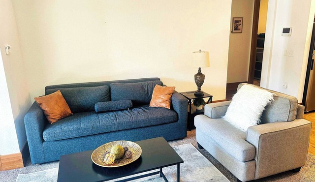 Live Like Royalty! Grand Castle Apt Near Attractions
