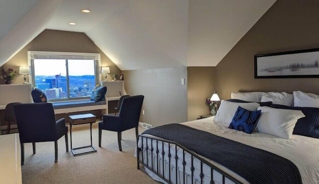 Location, view, comfort: Welcome to the Boma, 3b2b in Pittsburgh