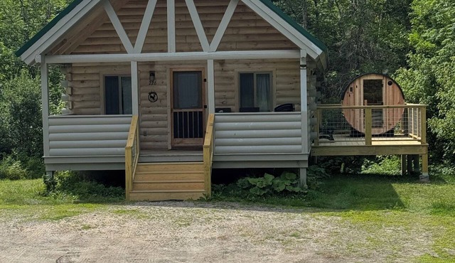 Log cabin~hike, hunt, ski,with direct snowmobile trail access and outdoor sauna.