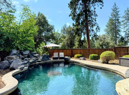 Log Cabin w/pool, spa, game room, sleeps 20