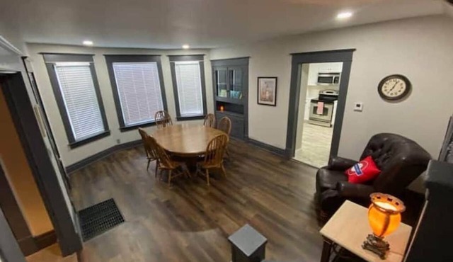 London Maisonette: Red Door Great space in a small town close to a big city!