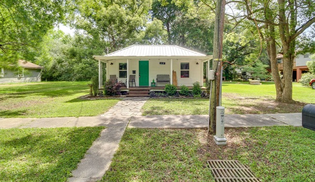 Louisiana Escape w/ Deck & Smart TV in Slidell