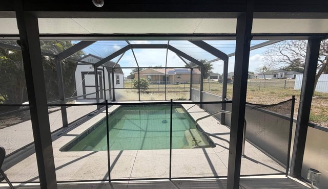 Lovely 3-bedroom house with pool in Cape Coral perfect for your getaway
