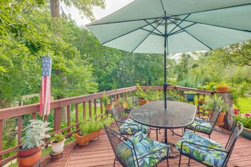 Lovely Bryan Home w/Deck - 4 Mi to Kyle Field!