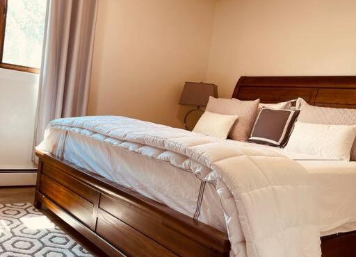 Lovely Clean Bright top floor unit
