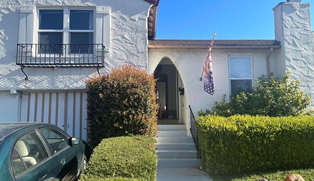 Lovely House with Giant Yard, gym, equipped kitchen