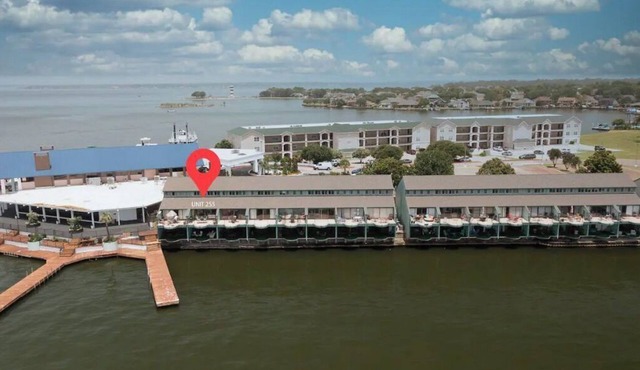 Lovely lakefront 2/2 condo, fish on balcony