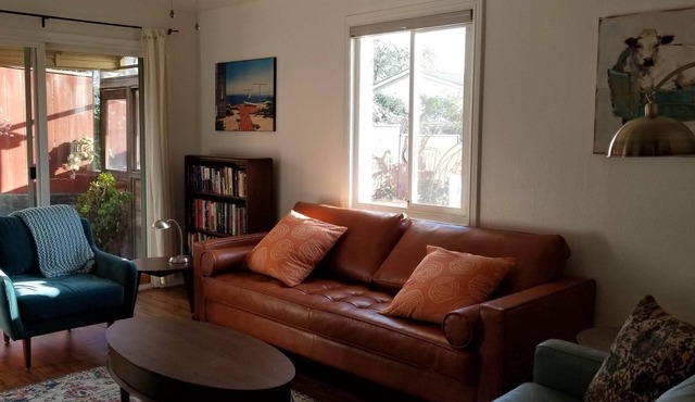 Lovely Secret Garden Full Apartment: 2 bedrooms and two bathrooms