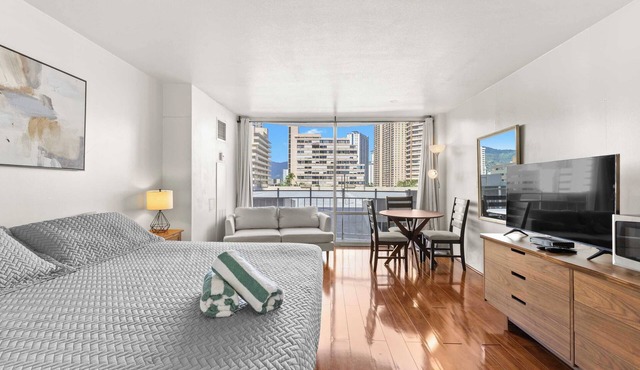 Lovely Waikiki studio mins from the beach