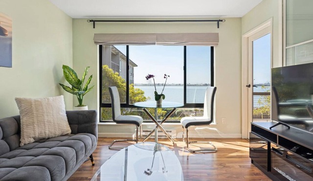 Lux Water View with Balcony Minutes -San Francisco