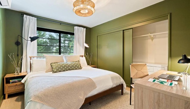 Luxe Treehouse Apt Walk to Town King Bed Sleeps 4