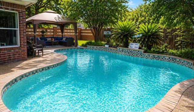 Luxurious 6-bedroom house with pool, grand piano and massage chair in Houston