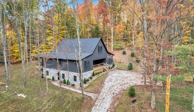 Luxurious cabin, sleeps 15 | The Woodford