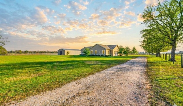 Luxurious Farm Stay Near Houston - 5BR Gated Acreage