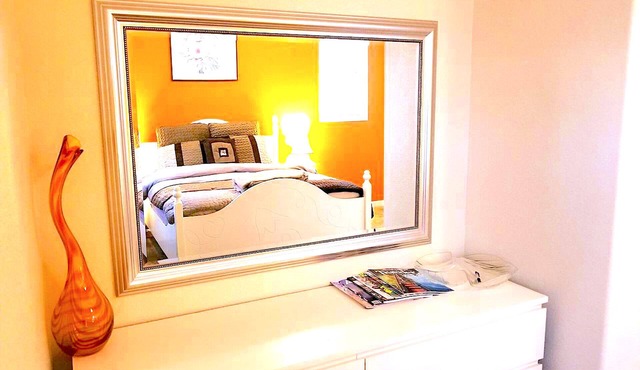 Luxurious Sunny 1BedBath,Beautiful hill view from room & bay view from backyard