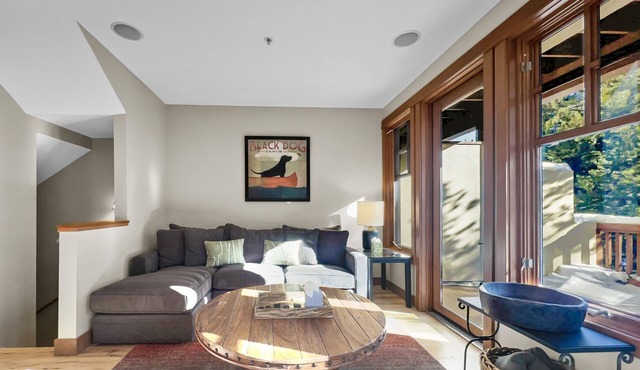 Luxurious Town Home, Short Walk to Lifts, Private Hot Tub 164B