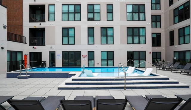 Luxury Apartment in Downtown With/Pool/Gym/Rooftop