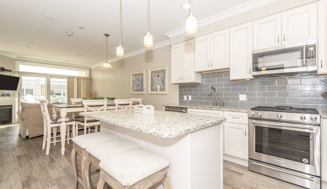 Luxury Bayfront Penthouse Condo 1 block from the beach. Overlooking rooftop pool
