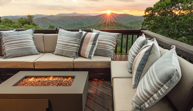 Luxury Chalet Escape w/Spa Amenities, Game Room & Endless Mountain Views