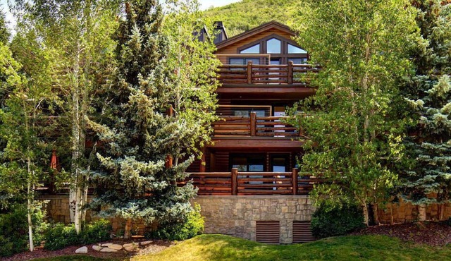 Luxury Condo & Professional Design, Free Shuttle & Hot Tub + Walk to Ski Lift!