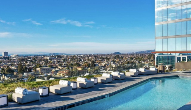 Luxury High-rise Near SF | Fast Wi-Fi, Gym, Pool