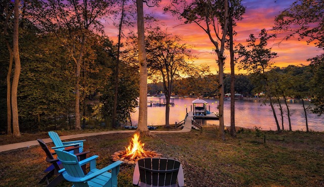 Luxury Lakefront Home, Games, Kayaks, 2 King Beds