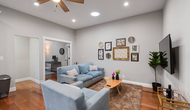 /Luxury Modern Home in Oakland with AC & WFH/