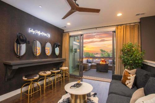 Luxury Nashville - Fire Table Balcony & City Views