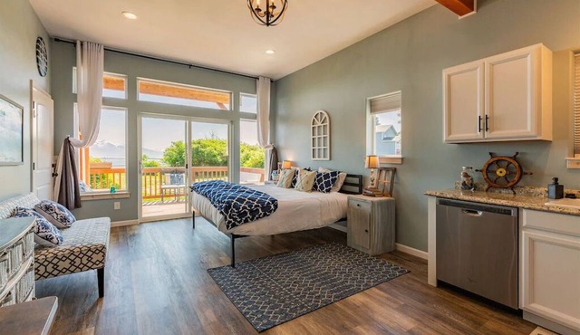 Luxury Romantic Couple's Getaway Overlooking Kachemak Bay
