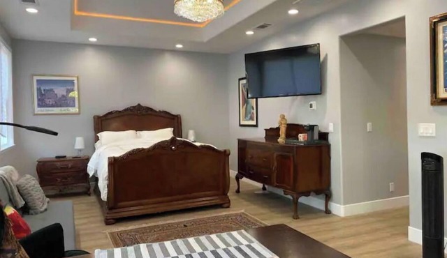 Luxury Spacious Studio in Woodside Plaza