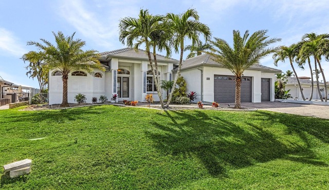 Luxury Tropical Oasis on the Caloosahatchee River with Panoramic Southern Views!