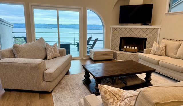 Luxury waterfront Villa on Pickwick Lake w/sensational views, boat slip, pool!