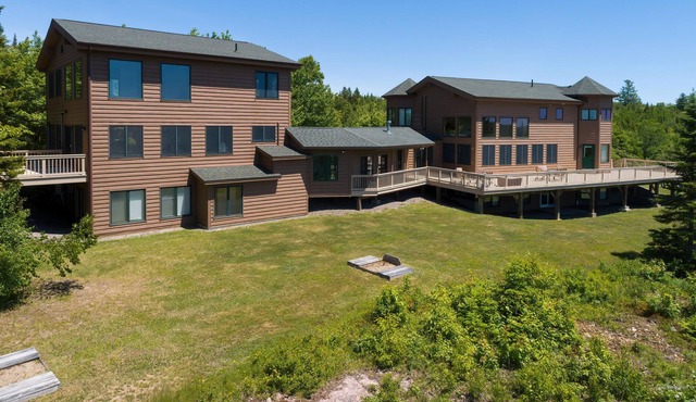 MAINE - Magnificent Luxury Lodge Set On 561 Acres with Water Activities