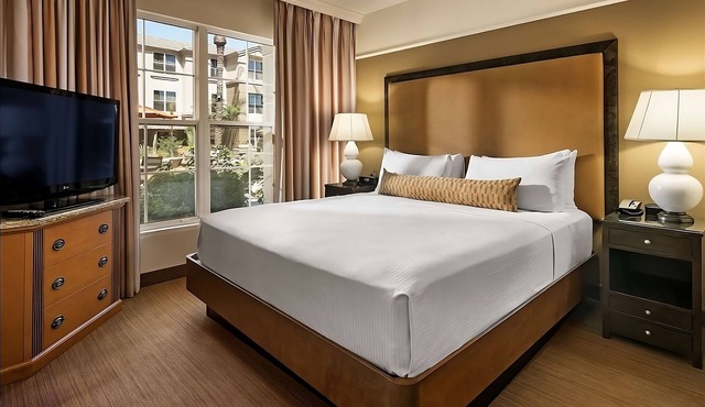 Make Your Trip More Enjoyable! w/Pool, Near OdySea Aquarium, Pet-Friendly!