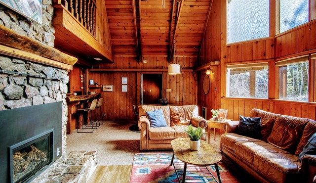 MANY beds! EV Charger! Pets OK! Minutes to Trail of 100 Giants, Sequoias, Rivers