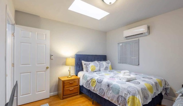 @ Marbella Lane - 2BR Guest House |DTWN RWC| Pking