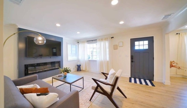 @ Marbella Lane - Vibrant 4BR RWC | Ldry + P