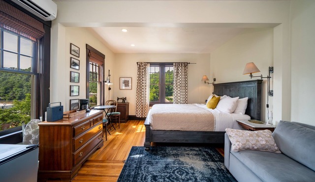 Marshall Inn Riverview Guestroom, Walk Downtown