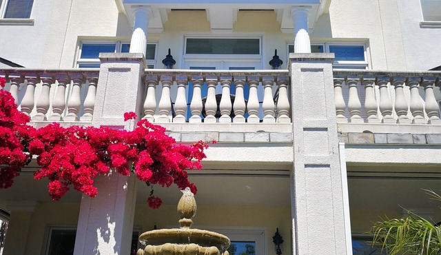Million Dollard View Private 2 Bedroom Garden Suite