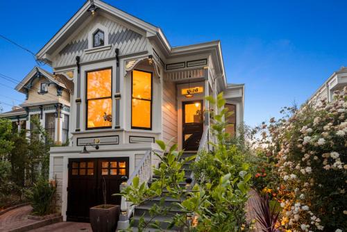 Minimalistic 1885 Queen Anne Cottage 2B-2B Upper Level Flat in Alameda