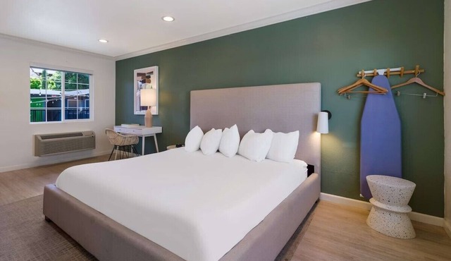 Minutes to Good Old Lake Merritt! Pet-friendly modern-retro style motel