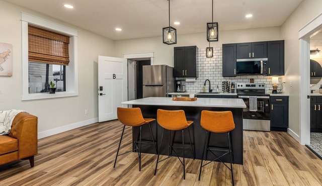 Modern 1BR Downtown Near Stone Face