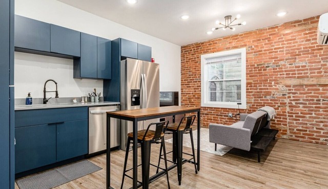 Modern 1BR Studio - Downtown Access & Pets Welcome